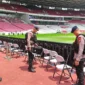 Personel Brimob Polda Metro Jaya mensterilisasi SUGBK jelang laga FIFA ASEAN Cup 2026. (Posnews/Humas PMJ)
