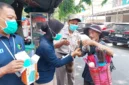 Personel Si Dokkes Polres Metro Jakarta Utara membagikan masker kepada warga untuk mengantisipasi abu vulkanik Anak Krakatau. (Posnews/Polres Metro Jakut)
