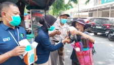 Personel Si Dokkes Polres Metro Jakarta Utara membagikan masker kepada warga untuk mengantisipasi abu vulkanik Anak Krakatau. (Posnews/Polres Metro Jakut)