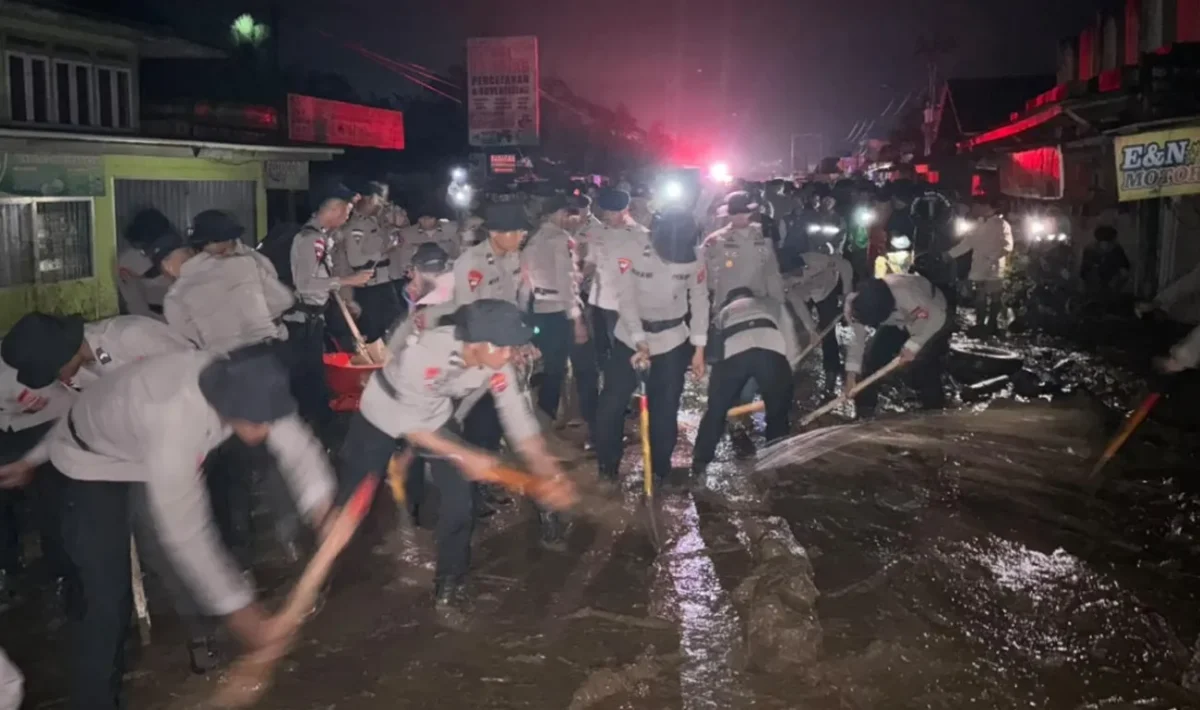 Personel gabungan membersihkan material banjir bandang di kawasan Arosuka Kabupaten Solok. (Posnews/Ist)
