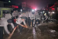 Personel gabungan membersihkan material banjir bandang di kawasan Arosuka Kabupaten Solok. (Posnews/Ist)
