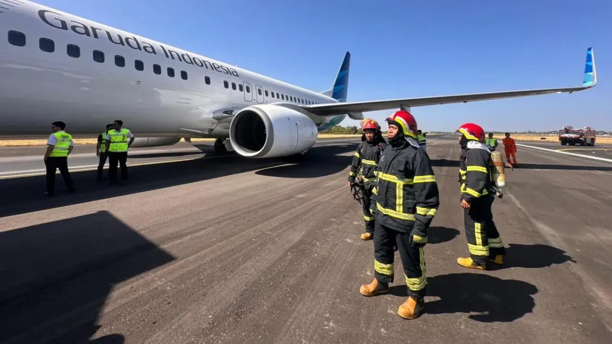 Pesawat Garuda Indonesia GA604 mendarat aman di Bandara Sultan Hasanuddin setelah mengalami pecah ban. (Posnews/Ist)