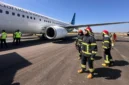 Pesawat Garuda Indonesia GA604 mendarat aman di Bandara Sultan Hasanuddin setelah mengalami pecah ban. (Posnews/Ist)