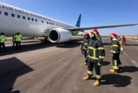 Pesawat Garuda Indonesia GA604 mendarat aman di Bandara Sultan Hasanuddin setelah mengalami pecah ban. (Posnews/Ist)