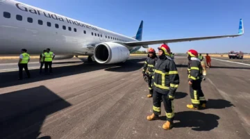 Pesawat Garuda Indonesia GA604 mendarat aman di Bandara Sultan Hasanuddin setelah mengalami pecah ban. (Posnews/Ist)