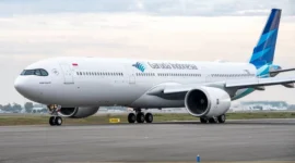 Istimewa, Pesawat Garuda Indonesia dialihkan ke Bandara Kertajati akibat sebaran abu vulkanik erupsi Gunung Anak Krakatau. (Posnews/Ist)
