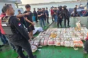 Petugas BNN menunjukkan barang bukti sekitar 800 kilogram ketamin hasil pengungkapan di perairan Natuna Utara. (Posnews/BNN)