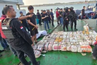 Petugas BNN menunjukkan barang bukti sekitar 800 kilogram ketamin hasil pengungkapan di perairan Natuna Utara. (Posnews/BNN)