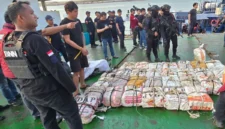 Petugas BNN menunjukkan barang bukti sekitar 800 kilogram ketamin hasil pengungkapan di perairan Natuna Utara. (Posnews/BNN)