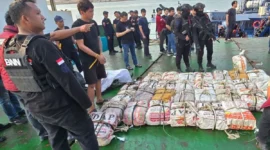 Petugas BNN menunjukkan barang bukti sekitar 800 kilogram ketamin hasil pengungkapan di perairan Natuna Utara. (Posnews/BNN)