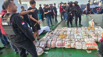 Petugas BNN menunjukkan barang bukti sekitar 800 kilogram ketamin hasil pengungkapan di perairan Natuna Utara. (Posnews/BNN)