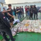 Petugas BNN menunjukkan barang bukti sekitar 800 kilogram ketamin hasil pengungkapan di perairan Natuna Utara. (Posnews/BNN)
