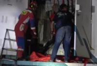 Petugas mengevakuasi pria tanpa identitas yang tewas di gardu listrik LRT Pancoran, Jakarta Selatan. (Posnews/Ist)