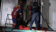 Petugas mengevakuasi pria tanpa identitas yang tewas di gardu listrik LRT Pancoran, Jakarta Selatan. (Posnews/Ist)