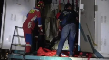 Petugas mengevakuasi pria tanpa identitas yang tewas di gardu listrik LRT Pancoran, Jakarta Selatan. (Posnews/Ist)