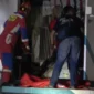 Petugas mengevakuasi pria tanpa identitas yang tewas di gardu listrik LRT Pancoran, Jakarta Selatan. (Posnews/Ist)