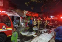 Petugas pemadam menangani kebakaran rumah kontrakan di Rawabadak Utara, Koja, Jakarta Utara. (Posnews/Ist)