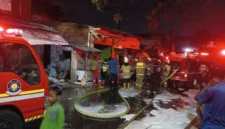 Petugas pemadam menangani kebakaran rumah kontrakan di Rawabadak Utara, Koja, Jakarta Utara. (Posnews/Ist)