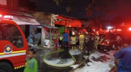 Petugas pemadam menangani kebakaran rumah kontrakan di Rawabadak Utara, Koja, Jakarta Utara. (Posnews/Ist)