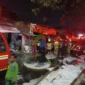 Petugas pemadam menangani kebakaran rumah kontrakan di Rawabadak Utara, Koja, Jakarta Utara. (Posnews/Ist)