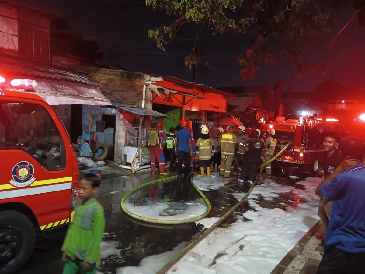 Petugas pemadam menangani kebakaran rumah kontrakan di Rawabadak Utara, Koja, Jakarta Utara. (Posnews/Ist)