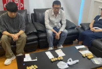 Petugas Bea Cukai mengamankan 5,7 kg serbuk emas dari tiga WNA di Bandara Sam Ratulangi Manado. (Posnews/Ist)
