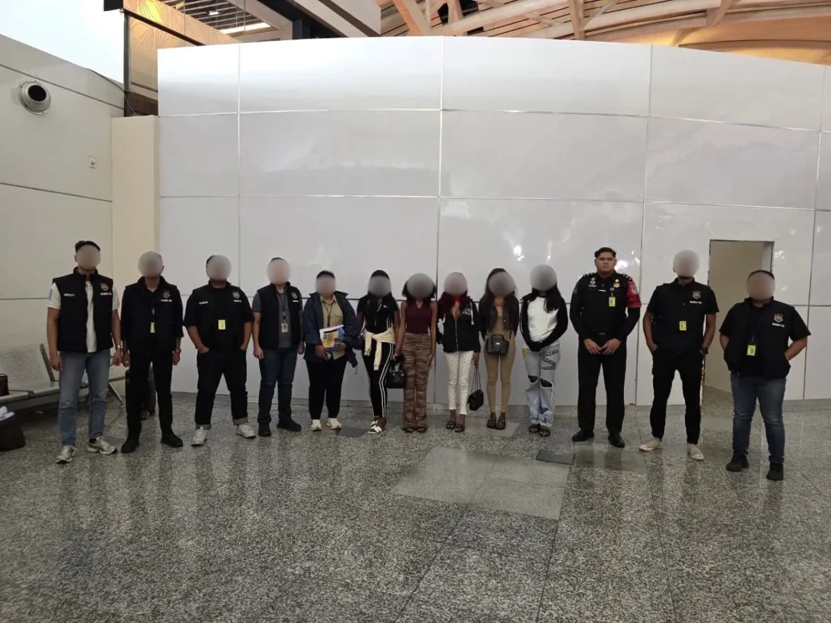 Petugas Imigrasi Ngurah Rai melakukan pengawasan terhadap warga negara asing di Bali. (Posnews/Ist)
