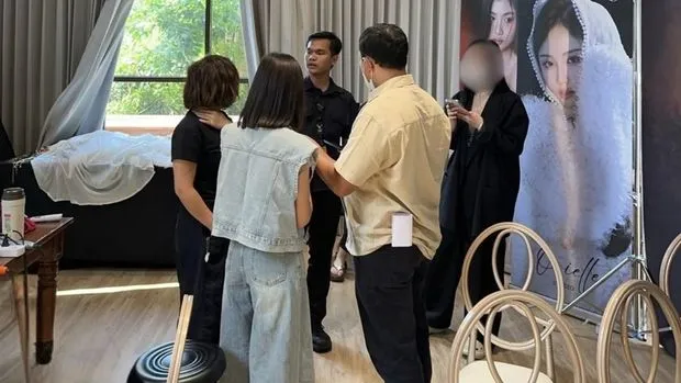 Petugas Imigrasi Tangerang menindak enam WN China yang menjalankan jasa fotografi menggunakan izin tinggal kunjungan wisata. (Posnews/Ist)
