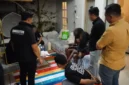 Petugas Imigrasi memeriksa WNA yang diamankan dalam operasi gabungan di Bali. (Posnews/Ist)
