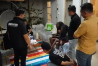 Petugas Imigrasi memeriksa WNA yang diamankan dalam operasi gabungan di Bali. (Posnews/Ist)
