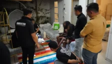Petugas Imigrasi memeriksa WNA yang diamankan dalam operasi gabungan di Bali. (Posnews/Ist)