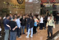 Petugas Imigrasi mengamankan WN China dalam operasi pengawasan di proyek data center BSD Tangerang Selatan. (Posnews/Ist)
