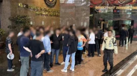 Petugas Imigrasi mengamankan WN China dalam operasi pengawasan di proyek data center BSD Tangerang Selatan. (Posnews/Ist)
