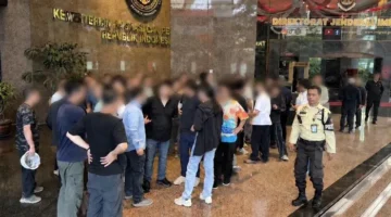 Petugas Imigrasi mengamankan WN China dalam operasi pengawasan di proyek data center BSD Tangerang Selatan. (Posnews/Ist)
