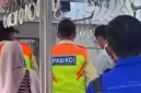 Petugas membantu proses persalinan penumpang hamil di Commuter Line 1689 relasi Rangkasbitung-Tanah Abang di Stasiun Rawabuntu. (Posnews/Ist)

