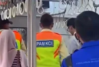 Petugas membantu proses persalinan penumpang hamil di Commuter Line 1689 relasi Rangkasbitung-Tanah Abang di Stasiun Rawabuntu. (Posnews/Ist)

