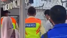 Petugas membantu proses persalinan penumpang hamil di Commuter Line 1689 relasi Rangkasbitung-Tanah Abang di Stasiun Rawabuntu. (Posnews/Ist)