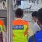 Petugas membantu proses persalinan penumpang hamil di Commuter Line 1689 relasi Rangkasbitung-Tanah Abang di Stasiun Rawabuntu. (Posnews/Ist)


