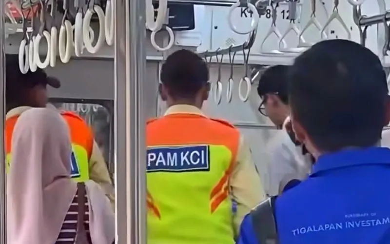 Petugas membantu proses persalinan penumpang hamil di Commuter Line 1689 relasi Rangkasbitung-Tanah Abang di Stasiun Rawabuntu. (Posnews/Ist)

