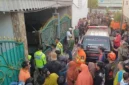 Petugas mengevakuasi dua bocah korban kebakaran rumah di Simorejo Surabaya. (Posnews/Ist)
