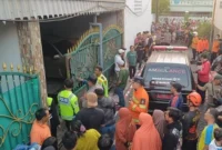 Petugas mengevakuasi dua bocah korban kebakaran rumah di Simorejo Surabaya. (Posnews/Ist)
