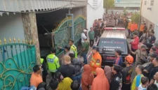 Petugas mengevakuasi dua bocah korban kebakaran rumah di Simorejo Surabaya. (Posnews/Ist)