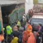 Petugas mengevakuasi dua bocah korban kebakaran rumah di Simorejo Surabaya. (Posnews/Ist)
