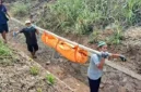 Petugas mengevakuasi jasad pria tanpa identitas yang ditemukan terbungkus plastik di bawah Tol Bocimi KM 69 Sukabumi. (Posnews/Ist)

