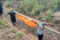 Petugas mengevakuasi jasad pria tanpa identitas yang ditemukan terbungkus plastik di bawah Tol Bocimi KM 69 Sukabumi. (Posnews/Ist)
