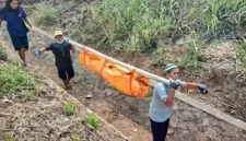 Petugas mengevakuasi jasad pria tanpa identitas yang ditemukan terbungkus plastik di bawah Tol Bocimi KM 69 Sukabumi. (Posnews/Ist)
