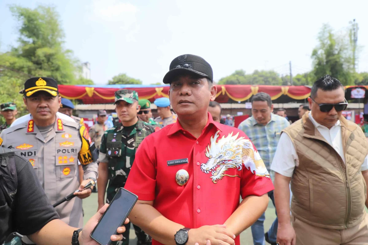 Plt Bupati Bekasi Asep Surya Atmaja meninjau TPS Digital Pilkades di Desa Setia Mekar. (Posnews/Ist)
