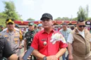 Plt Bupati Bekasi Asep Surya Atmaja meninjau TPS Digital Pilkades di Desa Setia Mekar. (Posnews/Ist)
