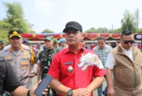 Plt Bupati Bekasi Asep Surya Atmaja meninjau TPS Digital Pilkades di Desa Setia Mekar. (Posnews/Ist)
