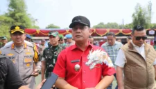 Plt Bupati Bekasi Asep Surya Atmaja meninjau TPS Digital Pilkades di Desa Setia Mekar. (Posnews/Ist)